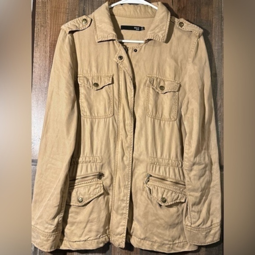 Max jeans. Tan jacket. Size medium. 4 front pockets. Snap up